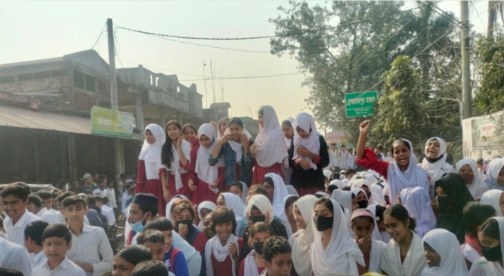 প্রধান শিক্ষকের উপর হামলার প্রতিবাদে শিক্ষার্থীদের সড়ক অবরোধ