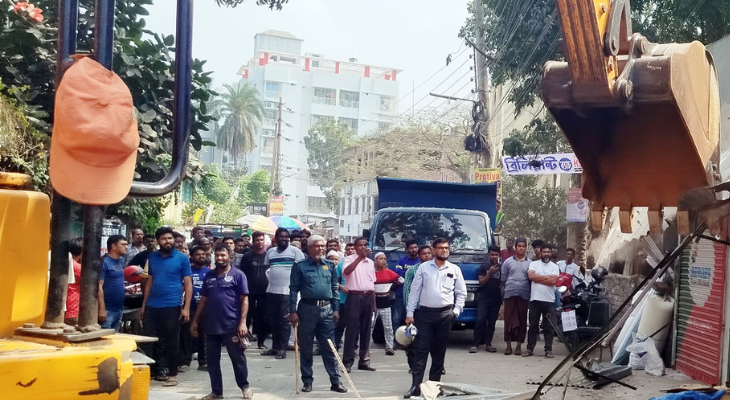 নগরীতে সড়ক ও ফুটপাতে দখলদারদের অপসারণ, ৪ ব্যবসায়ীকে জরিমানা