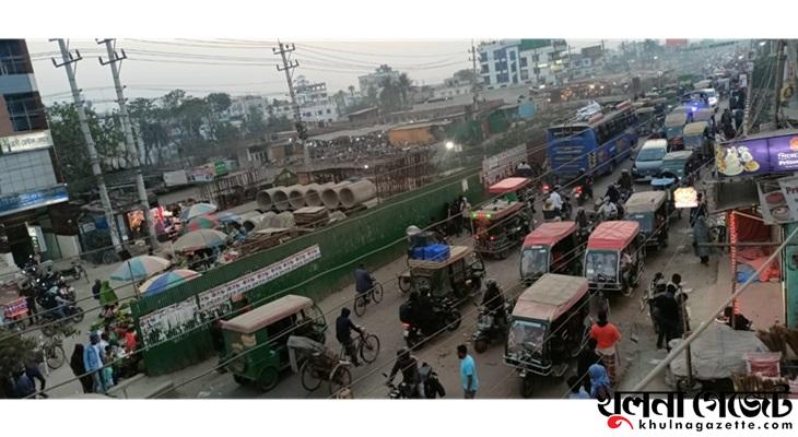 গল্লামারী নতুন সেতুর নির্মাণ কাজ ধমকে আছে, যানবাহন চলাচলে দুর্ভোগ