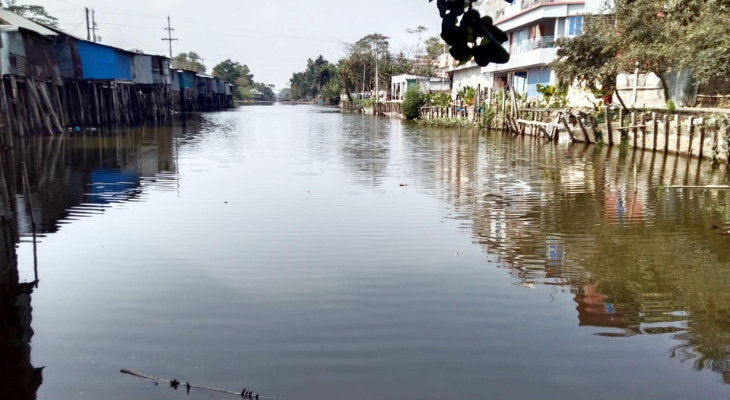 সরকারি লেক থেকে গভীর রাতে দুর্বৃত্তদের মাছ চুরি