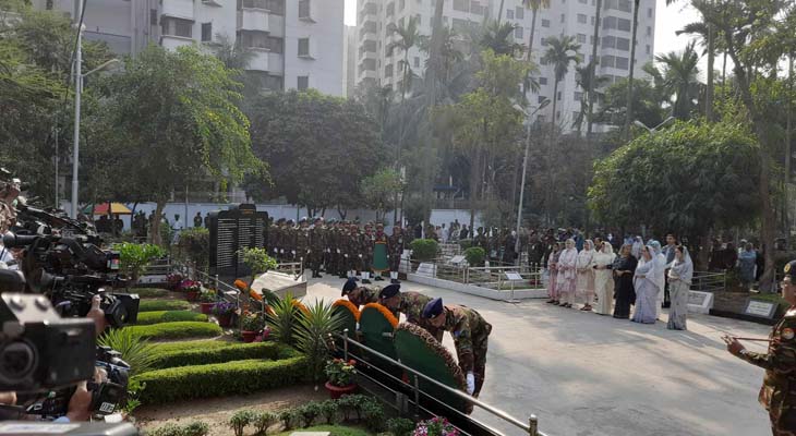 শহীদ সেনা দিবস : সামরিক কবরস্থানে স্বরাষ্ট্র উপদেষ্টা, তিন বাহিনী প্রধানের শ্রদ্ধা