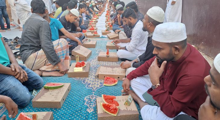 আমিরাতের শ্রমিক পল্লীতে জিরো-টু জিরো-ফোর ইউএই ফ্রেন্ডস টিমের ইফতার মাহফিল