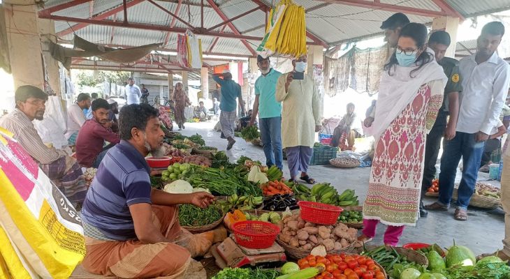 কালিগঞ্জে বিভিন্ন কাঁচা বাজার ও মুদি দোকান তদারকি করলেন উপজেলা নির্বাহী অফিসার