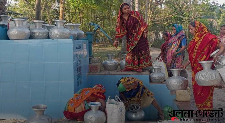 সুপেয় পানি সংগ্রহে উপকূলের নারীদের এখনও হাঁটতে হয় দীর্ঘ পথ