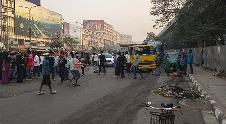 লরির ধাক্কায় দুই পোশাককর্মী নিহত, সড়ক অবরোধ