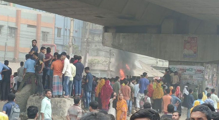 গাজীপুরে শ্রমিকদের মহাসড়ক অবরোধ, গাড়িতে আগুন