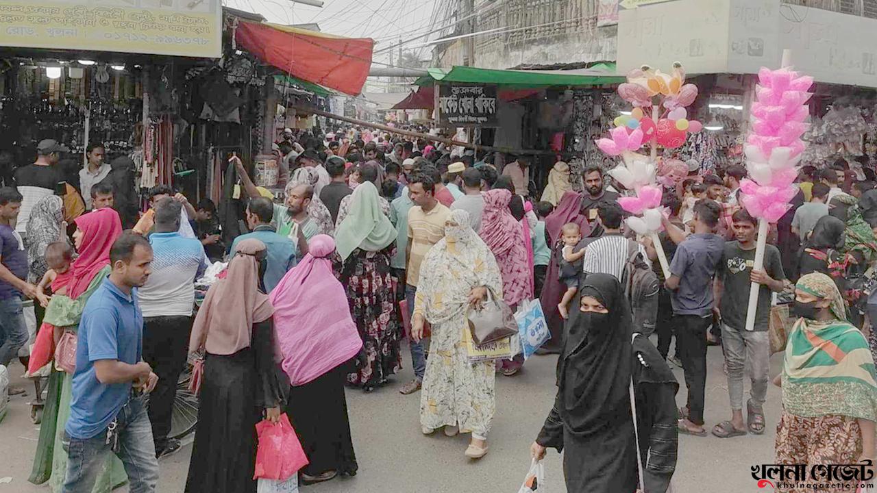 খুলনার ঈদ বাজার : তরুণীদের পছন্দের শীর্ষে পাকিস্তানী থ্রিপিস