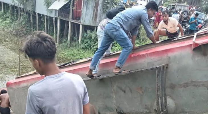 ফরিদপুরে বাস উল্টে খাদে পড়ে নিহত ৪