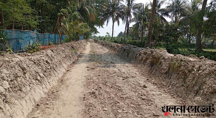 ৮৫০ মিটার রাস্তার কাজে ধীরগতি, চার গ্রামের পাঁচ শতাধিক মানুষের ভোগান্তি চরমে