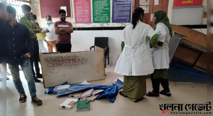 সাতক্ষীরা সদর হাসপাতালের জরুরি  বিভাগে হামলা ও ভাংচুর, চিকিৎসা বন্ধ 