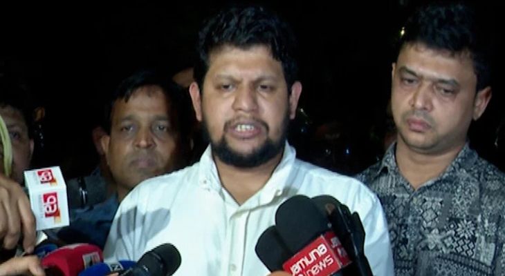 শিক্ষার্থীদের সঙ্গে কথা বলতে গি‌য়ে হামলার শিকার উপদেষ্টা মাহফুজ