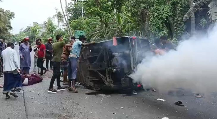 ডুমুরিয়ায় ট্যাংক লরি-মাহেন্দ্র সংঘর্ষে নিহত ৩