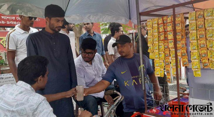 মাঠের চারপাশে শতাধিক দোকান, তীব্র গরমে শরবত বিক্রেতাদের পোয়াবারো