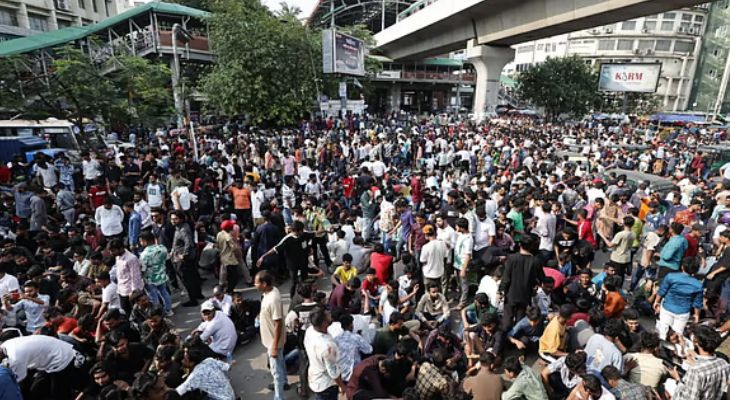 সাম্য হত্যা তদন্তে গাফিলতির প্রতিবাদ ও বিচার দাবিতে ছাত্রদলের শাহবাগ অবরোধ