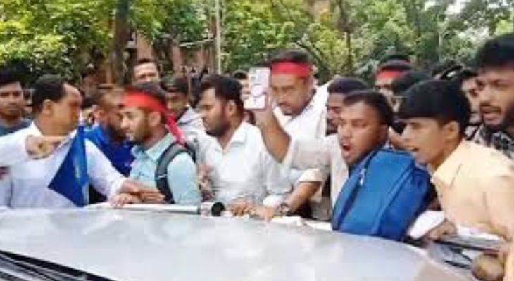 অটোপাসের দাবিতে জাতীয় বিশ্ববিদ্যালয়ের উপাচার্যের ওপর হামলা