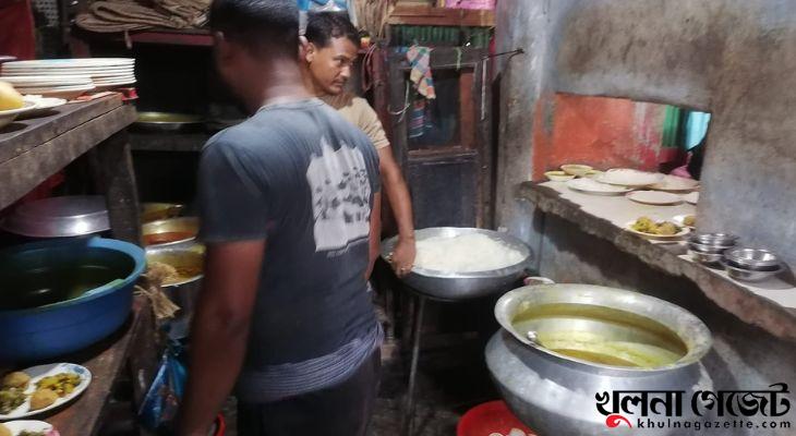 খুলনার আদালত পাড়ার বাবুল দত্তের হোটেলে অস্বাস্থ্যকর খাবারের অভিযোগ