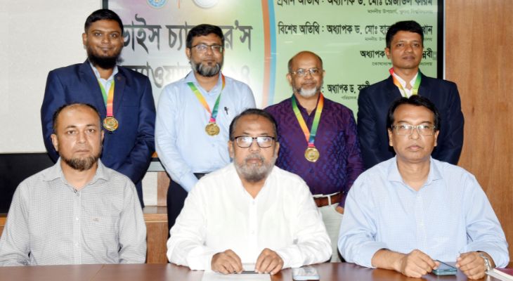 খুবিতে ভাইস-চ্যান্সেলর অ্যাওয়ার্ড পেলেন ৪ শিক্ষক