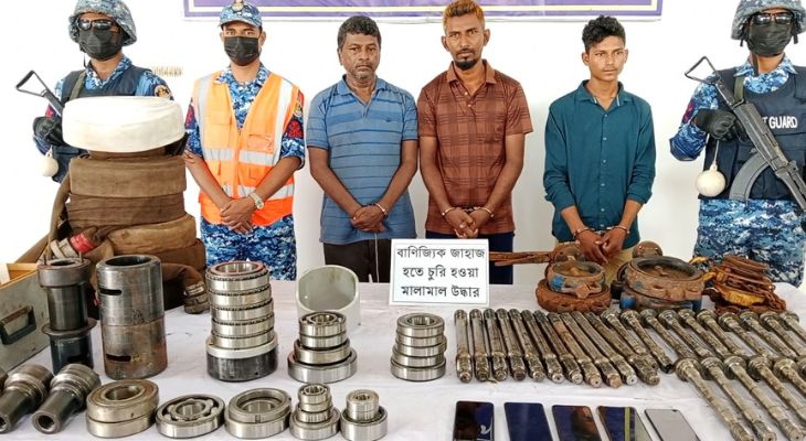 বাণিজ্যিক জাহাজে ডাকাতিতে জড়িত ছিলো জাহাজের স্টাফ, মালামালসহ আটক ৩