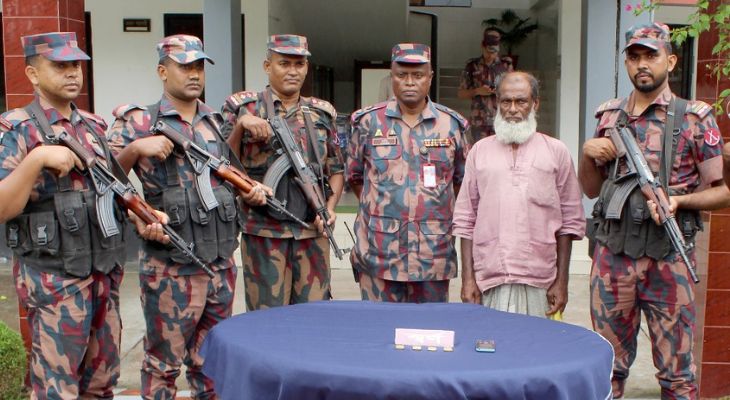 সীমান্তে ৪টি স্বর্ণের বারসহ চোরাকারবারি আটক