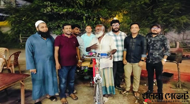 আলেক চাচার পাশে খুবির সাবেক শিক্ষার্থীরা, পেলেন নতুন ভ্যান