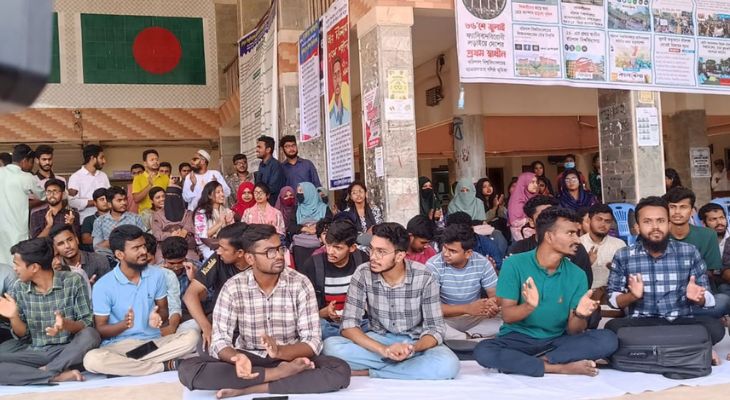 উপাচার্যের পদত্যাগ দাবিতে ববির প্রশাসন ভবনে তালা