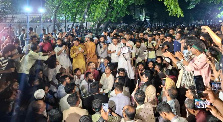 আওয়ামী লীগ নিষিদ্ধের দাবিতে যমুনার সামনে বিক্ষোভকারীদের অবস্থান, সব সড়ক বন্ধ