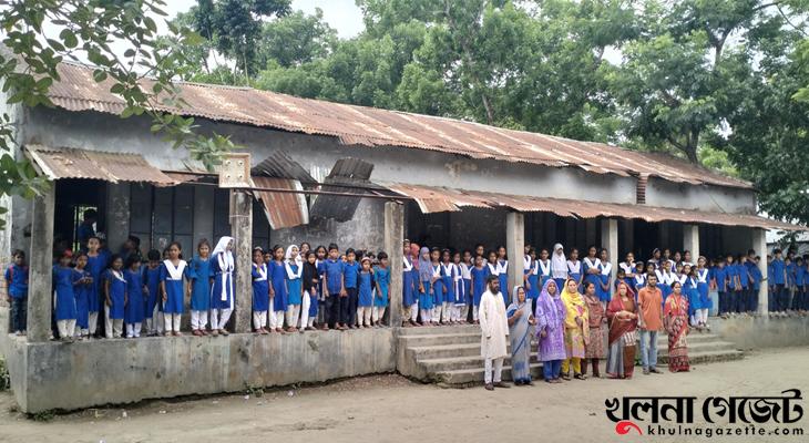 ঝুঁকিপূর্ণ ভবনে শিশুদের পাঠদান, দুর্ঘটনার আশঙ্কায় অভিভাবকেরা