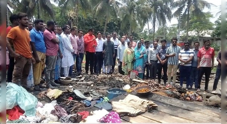 দৌলতপুরে অগ্নিকান্ডে দগ্ধ পরিবারের দায়িত্ব নিলেন বিএনপি নেতা বকুল