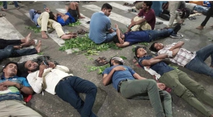 কাকরাইলে রাতভর অবস্থান, সকালেও জবি শিক্ষার্থীদের আন্দোলন