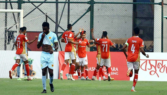 ৩ লাল কার্ড, মারামারির ম্যাচে আবাহনীকে হারাল কিংস