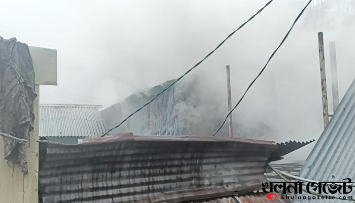 যশোরের বড় বাজারে আগুনে অর্ধ কোটি টাকার ক্ষতি