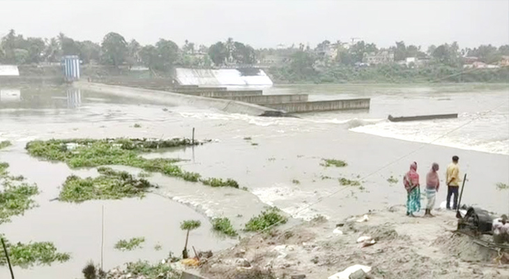 ভাঙলো পশ্চিমবঙ্গের আত্রাই নদীর বাঁধ, বাংলাদেশে পড়বে প্রভাব