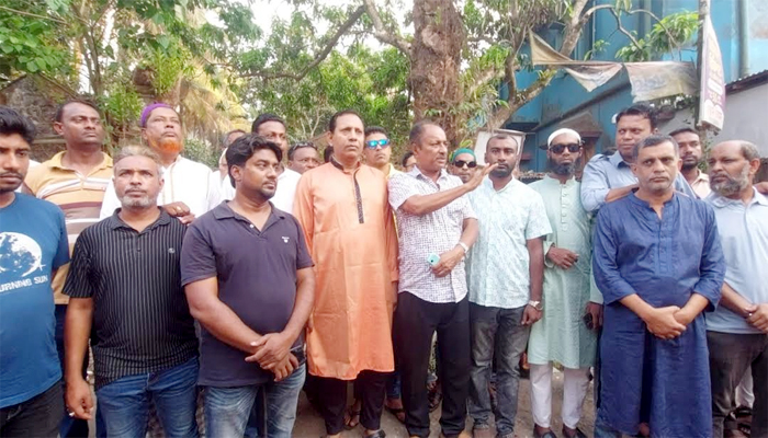 পৌরসভার সড়ক দ্রুত সংস্কার ও প্রকৌশলী রিজভীর আপসারনে দবিতে মানববন্ধন
