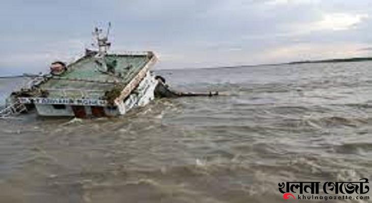মেঘনায় ৩৯ যাত্রী নিয়ে ট্রলার ডুবি, পুলিশসহ নিখোঁজ-১৯