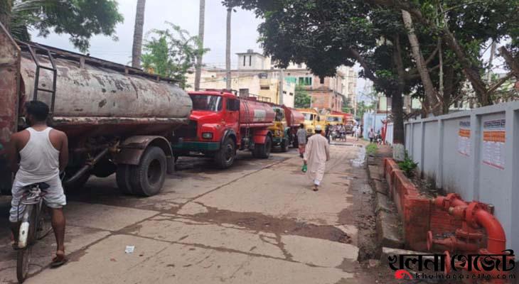 খুলনায় ট্যাংকলরি ও জ্বালানি তেল ব্যবসায়ীদের ধর্মঘট চলছে