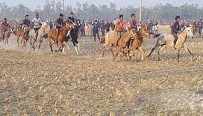 তেরখাদায় ঘোড়ার দৌড় দেখতে হাজারো মানুষের ভিড়