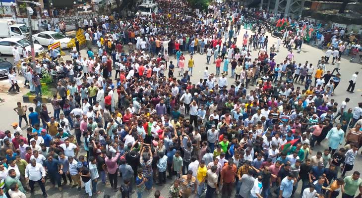 মৎস্য ভবন এলাকায় ইশরাক সমর্থিতদের বিক্ষোভ, সড়ক অবরোধ