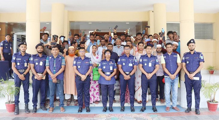 পুলিশের সহায়তায় ৫০টি মোবাইল ফোন ফিরে পেলেন মালিকরা