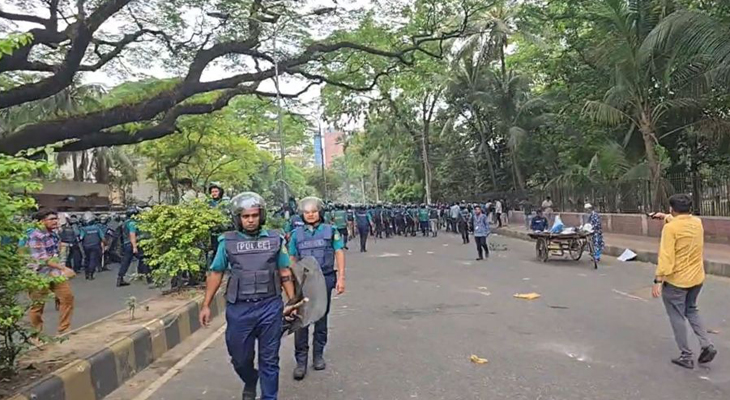 টিয়ারশেল-সাউন্ড গ্রেনেডে জবি শিক্ষার্থীদের ছত্রভঙ্গের চেষ্টা
