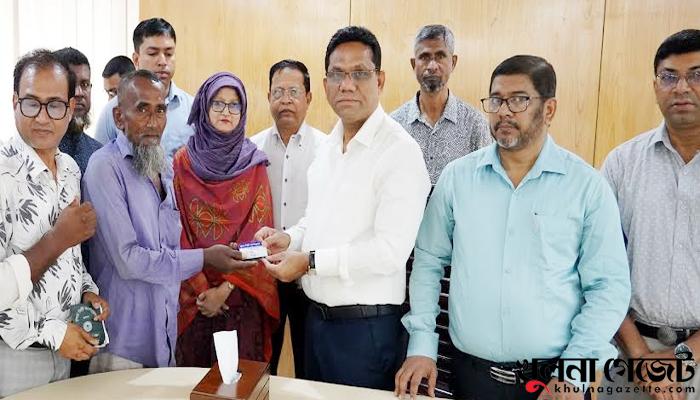 নগরীর ইজিবাইক চালকদের আরএফআইডি কার্ড বিতরণের উদ্বােধন