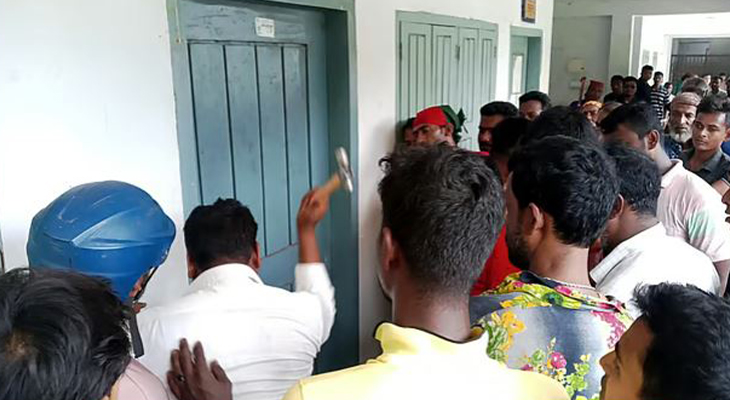 ইউপি চেয়ারম্যানের কক্ষে তালা দিল বিএনপির নেতাকর্মীরা