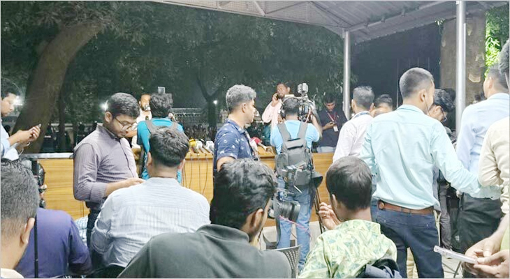 অ‌পেক্ষায় গণমাধ‌্যম কর্মীরা
