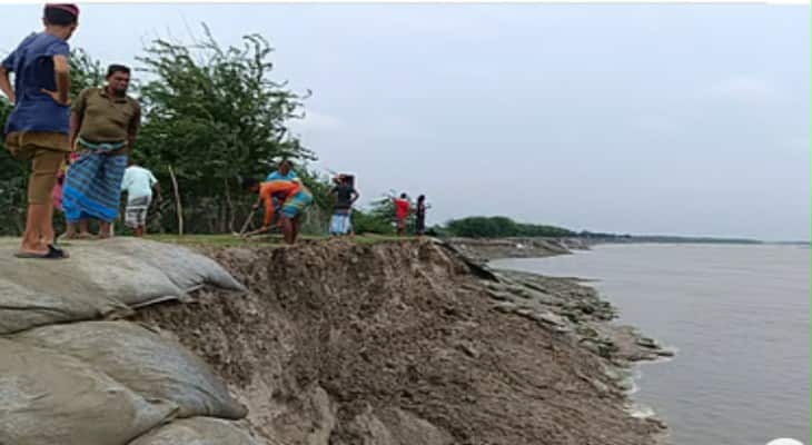 কয়রায় মুর্হূতেই ভেঙে পড়ল বেড়িবাঁধের ৩০০ মিটার