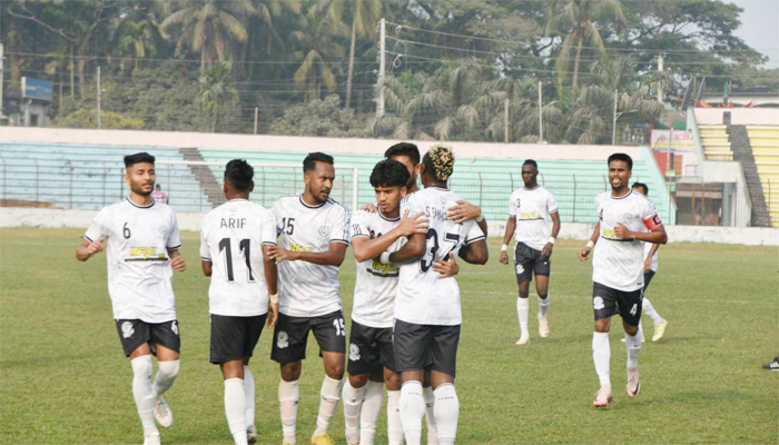 পুলিশের বিপক্ষে কষ্টার্জিত জয়ে শীর্ষস্থান ধরে রাখল মোহামেডান