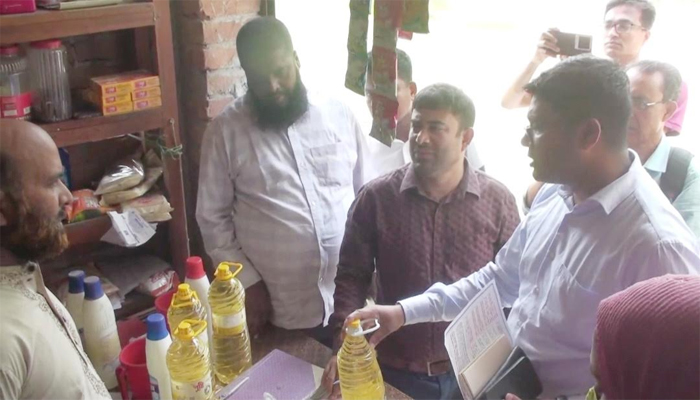 নড়াইলে অবৈধভাবে টিসিবির পণ্য বিক্রি করায় জরিমানা