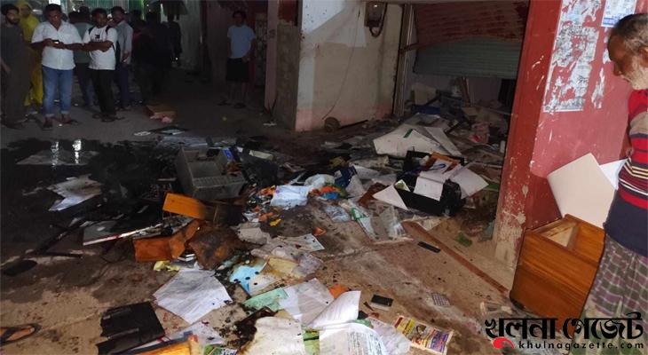 খুলনায় দেশ সংযোগ অফিসে অগ্নিসংযোগ