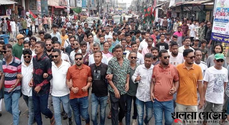 সমাবেশে যোগ দিতে মিছিল নিয়ে আসছেন নেতাকর্মীরা