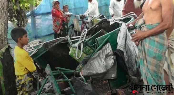 সাতক্ষীরায় বাসের ধাক্কায় ইজিবাইক উল্টে শিশু নিহত, আহত ৬