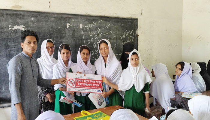সাতক্ষীরায় ঝূঁকিপূর্ণ শিক্ষার্থীদের সচেতনতামূলক প্রচারণা