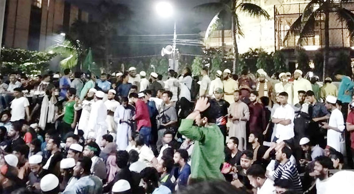 শাহবাগ ছেড়ে ইন্টারকন্টিনেন্টাল মোড়ে আন্দোলনকারীরা